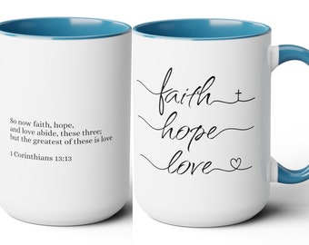 Tasse à café Faith Hope Love Script 15 oz, vers au dos. C'est le cadeau parfait pour votre amie chrétienne, votre femme, votre fille ou votre professeur !