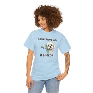 T-shirt Je n'ai pas d'enfants, mon maltais est allergique, le chien est allergique, maman de chien, chemise de maman de chien, chemise de chien drôle, amoureux des chiens, personnalité de l'animal de compagnie Light Blue