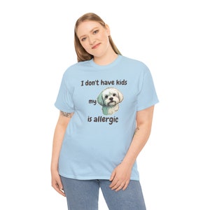 T-shirt Je n'ai pas d'enfants, mon maltais est allergique, le chien est allergique, maman de chien, chemise de maman de chien, chemise de chien drôle, amoureux des chiens, personnalité de l'animal de compagnie image 3