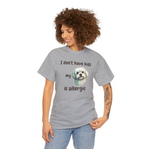 T-shirt Je n'ai pas d'enfants, mon maltais est allergique, le chien est allergique, maman de chien, chemise de maman de chien, chemise de chien drôle, amoureux des chiens, personnalité de l'animal de compagnie Sport Grey