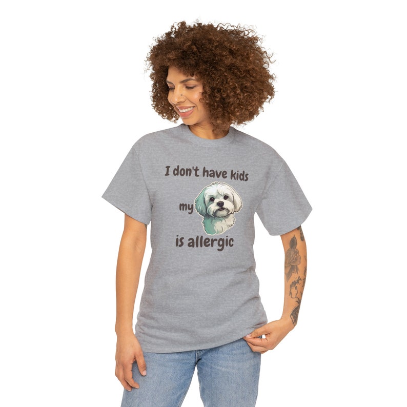 T-shirt Je n'ai pas d'enfants, mon maltais est allergique, le chien est allergique, maman de chien, chemise de maman de chien, chemise de chien drôle, amoureux des chiens, personnalité de l'animal de compagnie Sport Grey