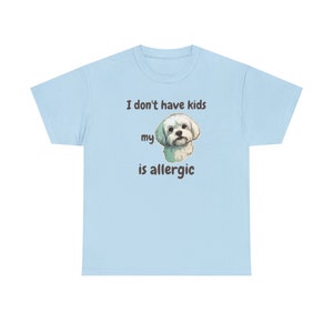T-shirt Je n'ai pas d'enfants, mon maltais est allergique, le chien est allergique, maman de chien, chemise de maman de chien, chemise de chien drôle, amoureux des chiens, personnalité de l'animal de compagnie image 2