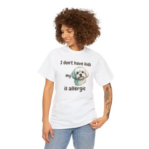 T-shirt Je n'ai pas d'enfants, mon maltais est allergique, le chien est allergique, maman de chien, chemise de maman de chien, chemise de chien drôle, amoureux des chiens, personnalité de l'animal de compagnie White