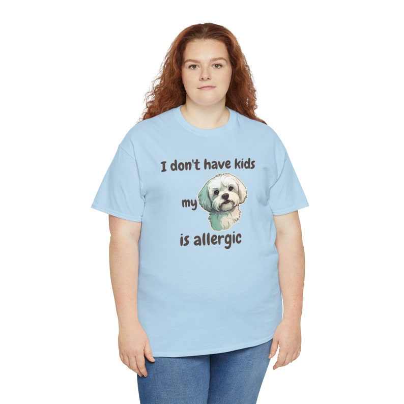 T-shirt Je n'ai pas d'enfants, mon maltais est allergique, le chien est allergique, maman de chien, chemise de maman de chien, chemise de chien drôle, amoureux des chiens, personnalité de l'animal de compagnie image 4