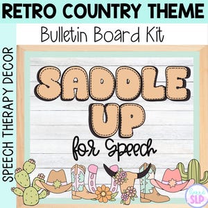 Peut inclure: Un kit de tableau d'affichage avec le texte RETRO COUNTRY THEME, Bulletin Board Kit et SADDLE UP for Speech. Le design comprend des illustrations de cactus, de chapeaux de cow-boy, de bottes, d'un fer à cheval et d'un crâne de vache fleuri.