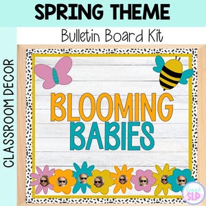 Op de afbeelding: Een bulletin board-set met een lentethema. De titel is "Blooming Babies" met een geel en blauw kleurenschema. Het bord is versierd met bloemen, vlinders en een bij.