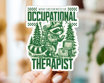 Peut inclure: Autocollant vert et blanc avec un raton laveur de dessin animé portant un sac à dos et tenant un téléphone. Le texte sur l'autocollant est "Where function meets fun Occupational Therapist".