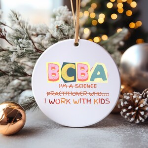 BCBA-juldekoration, BCBA-julklapp, beteendeanalytikerprydnad, jag arbetar med barn, rolig BCBA-present, Aba-terapimerchandise, Aba-terapeut