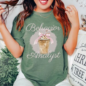 Comfort Colors ABA-terapiskjorta, Coquette BCBA-skjorta, rosa beteendeanalytiker-t-shirt, ABA-terapeut-gåva, framtida BCBA-gåva, flickiga BCBA-skjortor