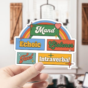 Puede incluir: Una pegatina con un arcoíris y un corazón en la parte superior. La pegatina tiene cinco cuadrados coloridos con las palabras "Mand", "Echoic", "Listener", "Tact" e "Intraverbal" escritas en una fuente retro.