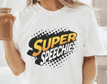 Può includere: Maglietta bianca con una grafica nera e gialla che dice "SUPER SPEECHIE" in un font in stile fumetto.