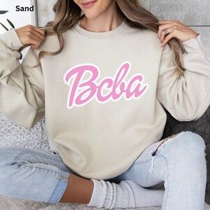 Certifierad beteendeanalytiker Barbi-tröja, rosa filmtröja, BCBA ABA-present, terapiterapeututrustning, tillämpad beteendeanalys-tröja bild 5