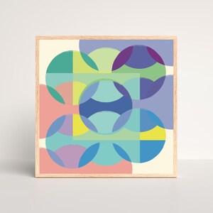 Könnte beinhalten: Abstrakter geometrischer Kunstdruck mit überlappenden Kreisen in Blautönen, Grün, Gelb und Lila auf cremefarbenem Hintergrund.