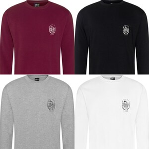 K&ouml;nnte beinhalten: Vier lang&auml;rmelige Sweatshirts in verschiedenen Farben: Burgunderrot, Schwarz, Grau und Wei&szlig;. Jedes Sweatshirt hat ein kleines, gesticktes Design auf der linken Brust mit dem Wort "HOME" und einem stilisierten Bild eines Hauses mit einem Vogel, der dar&uuml;ber fliegt.