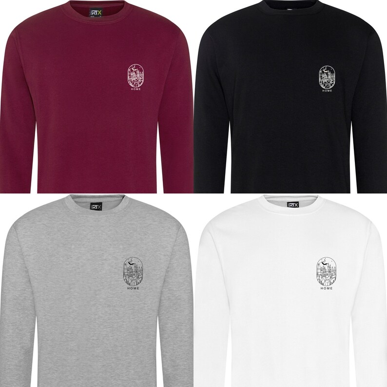 K&ouml;nnte beinhalten: Vier lang&auml;rmelige Sweatshirts in verschiedenen Farben: Burgunderrot, Schwarz, Grau und Wei&szlig;. Jedes Sweatshirt hat ein kleines, gesticktes Design auf der linken Brust mit dem Wort "HOME" und einem stilisierten Bild eines Hauses mit einem Vogel, der dar&uuml;ber fliegt.