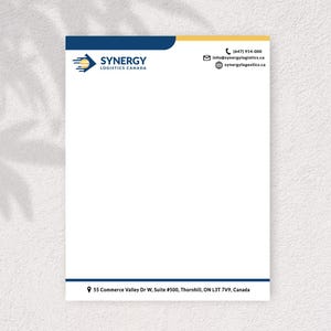 以下が含まれることがあります： 「SYNERGY LOGISTICS CANADA」のロゴが入った青と黄色のヘッダーが付いた白いレターヘッド。連絡先には電話番号とメールアドレスが含まれています。住所は55 Commerce Valley Dr W, Suite #500, Thornhill, ON L3T 7V9, Canadaです。