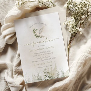 Puede incluir: Invitación de confirmación con paloma y diseño floral. La invitación incluye el texto "Únase a nosotros para celebrar la confirmación de nuestro hijo" y detalles del evento. La invitación está impresa en una tarjeta crema con un fondo suave.