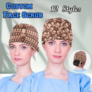 Op de afbeelding: Op maat gemaakte gezichtsscrubmutsen met een herhalend patroon van een mannengezicht. Een persoon in een blauw uniform draagt de mutsen. De tekst "CUSTOM FACE SCRUB" is in blauw en wit, en "12 Styles" is in zwart.