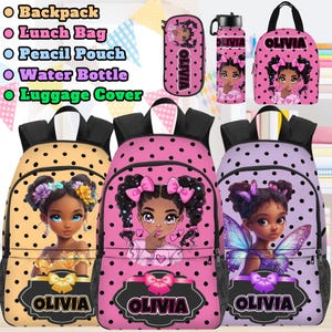 Könnte beinhalten: Eine Sammlung von Schulmaterialien mit einem Cartoon-Mädchen-Design. Enthält Rucksäcke, eine Lunchtasche, ein Federmäppchen, eine Wasserflasche und eine Gepäckhülle. Die Artikel sind rosa, gelb und lila mit schwarzen Punkten und dem Namen "OLIVIA".