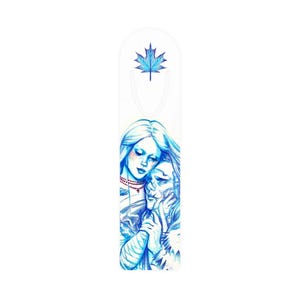 Puede incluir: Marcapáginas blanco con una ilustración azul y blanca de dos figuras abrazándose. La parte superior del marcapáginas tiene un diseño de hoja de arce azul. Las figuras están dibujadas con un estilo artístico detallado, con sombreado suave y líneas delicadas.