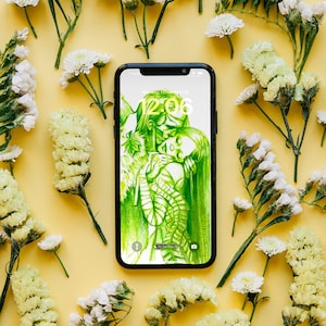 Puede incluir: Un teléfono inteligente negro muestra una ilustración verde de dos figuras abrazándose, rodeadas de flores blancas y amarillas sobre un fondo amarillo. La pantalla del teléfono muestra la hora 14:06. Las flores están dispuestas alrededor del teléfono.