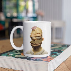Les Simpson | Homer Simpson dans la vraie vie | Drôle de tasse blanche brillante de 11 oz | Cadeau parfait pour les fans des Simpsons et d&#39;Homer