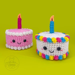 Op de afbeelding: Een set van drie keramische mokken met een gespikkelde, matte afwerking. De mokken zijn in de kleuren crème, lichtgrijs en donkergrijs. Elke mok heeft een eenvoudig, minimalistisch ontwerp en een afgeronde handgreep.