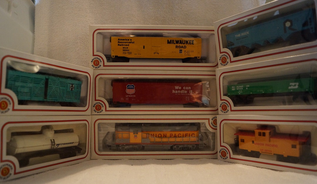Bachmann Train Set Vintage 1980's W/engine, 7 Cars, Track, Power Pack