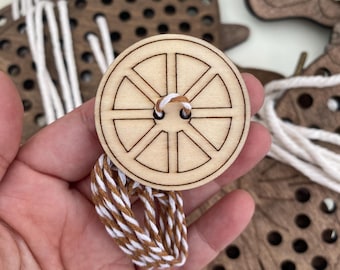 Juguete giratorio con rueda de carreta, actividad del Día de los Pioneros, botón de madera giratorio, juego de pioneros para niños, juguete giratorio de carretilla de mano, juguete de madera de Oregon Trail