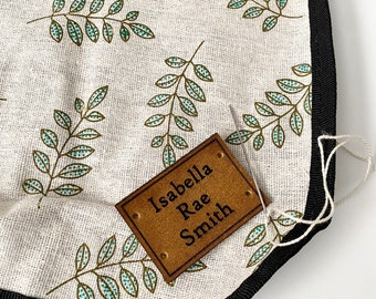 Manta de picnic personalizada con etiqueta de nombre de cuero grabada, manta de regalo, manta impermeable color crema con hojas verdes, manta gris claro con hojas azules, personalizada