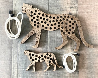 Juguete de guepardo para atar, hecho a mano en EE. UU., con enhebrado, para manualidades Montessori, para niños pequeños, mini juguete de guepardo para atar, ideal para viajes infantiles, actividad tranquila.