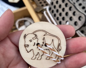 Mini spinner de botones pioneros de madera de búfalo para niños, idea de regalo, spinner de botones para celebrar el Día de los Pioneros, juguete Buffalo Oregon Trail