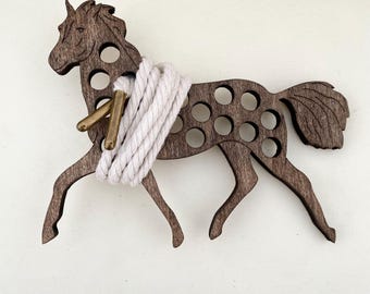 Actividad de enhebrado de caballos Juguete de madera para enhebrar pony Medias de vaquera Pantalla de actividad de viaje de madera Actividad gratuita Montessori Trabajo