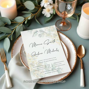 Puede incluir: Una invitación de boda con un diseño floral en tonos verdes y amarillos. La invitación presenta los nombres "Monica Smith" y "Andrew Michaels" en una elegante caligrafía. El texto dice "Junto con sus familias, solicitan el placer de su compañía en su día de boda, sábado 15 de junio de 2023, a las 4 en punto, 327 Latigo Canyon Rd, Malibu, CA. Recepción a continuación."