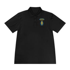Op de afbeelding: Zwart poloshirt met een geborduurde patch met de tekst "Special Forces Airborne" in geel en blauw.