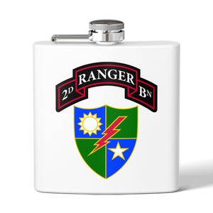 Può includere: Fiaschetta bianca in acciaio inossidabile con tappo incernierato e beccuccio color argento. La fiaschetta presenta uno stendardo nero con la scritta "RANGER" e il testo "2D BN". Sotto, uno scudo con sole, fulmine e stella.