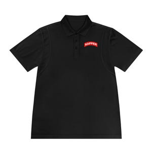 Op de afbeelding: Zwart poloshirt met een rode "SAPPER" patch op de rechterkant van de borst.