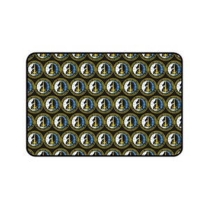 Puede incluir: Alfombrilla de ratón rectangular negra con un patrón repetido de un emblema circular. El emblema presenta un globo terráqueo, un rayo y el texto "OPERATIONAL". El borde es dorado y el fondo es negro.