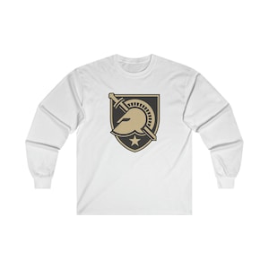 Könnte beinhalten: Weißes Langarm-T-Shirt mit einer goldenen und schwarzen Grafik eines spartanischen Helms und eines Schwertes auf einem Schild. Der Schild hat einen Stern in der Mitte.