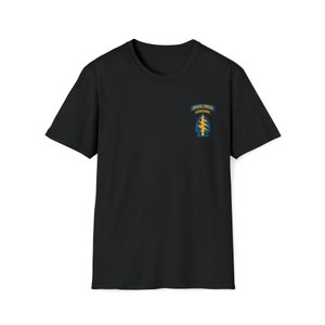 Könnte beinhalten: Schwarzes T-Shirt mit einem gelben und blauen Aufnäher, auf dem "Special Forces Airborne" steht und eine stilisierte Pfeilspitze mit einem Blitz darin abgebildet ist.