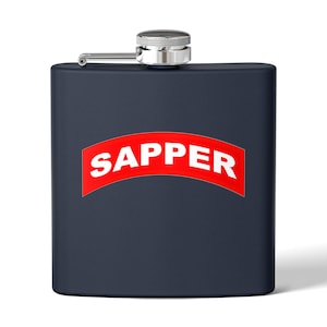 Könnte beinhalten: Eine marineblaue Flachmann mit silbernem Verschluss und Scharnier. Der Flachmann zeigt das Wort "SAPPER" in Weiß, das sich über einem roten Banner wölbt. Der Flachmann ist rechteckig und hat eine glatte Oberfläche.