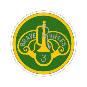 Puede incluir: Una pegatina redonda verde y dorada con las palabras "Brave Rifles" y el número "3" en el centro. La pegatina presenta una corneta dorada con un cordón gris.