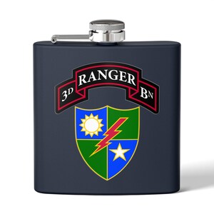 Può includere: Una fiaschetta blu navy con tappo e cerniera argentati. La fiaschetta presenta uno stemma con un sole, un fulmine e una stella, e il testo "3D RANGER BN" in bianco su uno stendardo rosso.