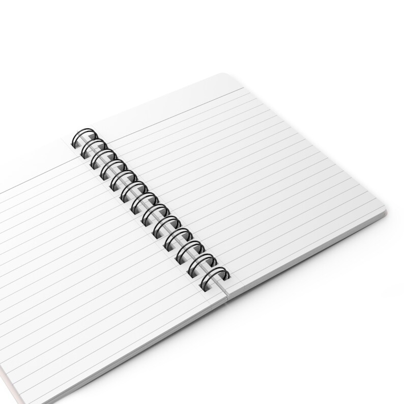 Op de afbeelding: Een wit spiraalgebonden notitieboek met gelinieerde pagina's. Het notitieboek is open en de binding is zichtbaar.