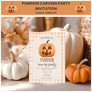 Puede incluir: Una tarjeta de invitación rectangular con fondo beige claro y borde de cuadros vichy blancos. El centro muestra una ilustración en acuarela de una calabaza sobre el texto: PUMPKIN carving party, JOIN US FOR AN EVENING OF PUMPKINS, CARVING & FALL FUN!, OCTOBER 23 | 6PM, OUR PLACE, 123 ANY STREET, RSVP BY OCTOBER 16.