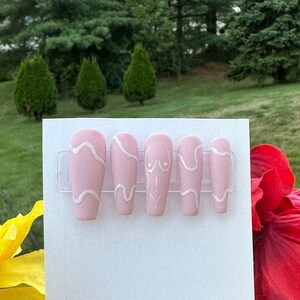 White squiggles female body outline silhouette press on nails