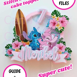 Könnte beinhalten: Kuchendekoration mit Stitch- und Angel-Figuren, einem Surfbrett und floralen Akzenten. Das Design enthält den Namen "Meribel" und die Zahl "7". Der Text auf dem Topper lautet "Instant Download Files", "Guide + Video" und "Super cute!"