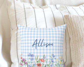 Almohada personalizada de cuadros vichy florales, cojín de cuadros azules de flores silvestres de 14 x 14, nombre personalizado, decoración de flores de jardín, regalo para ella, bonita decoración para dormitorio
