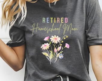 Camiseta de mamá jubilada que educa en casa. Camiseta floral para mamá que educa en casa con niños adultos. Camiseta para ex educadora en casa. Regalo para mamá que se graduó de la educación en casa con flores silvestres.