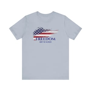 Camiseta con la bandera estadounidense de la libertad. La libertad no será silenciada. Camiseta patriótica. Camiseta "Defiende la libertad de expresión". Camiseta de algodón patriota de EE. UU. Light Blue